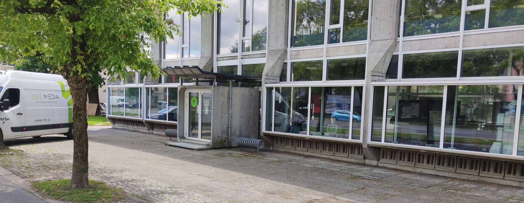 Muzej · velike steklene površine